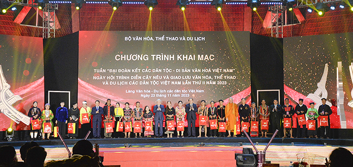Bí thư Trung ương Đảng, Chủ tịch Ủy ban Trung ương Mặt trận Tổ quốc Việt Nam Đỗ Văn Chiến và Bộ trưởng Bộ VHTTDL Nguyễn Văn Hùng trao tặng quà cho đại diện Nghệ nhân đồng bào các dân tộc.